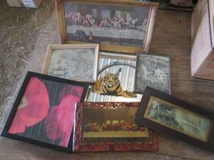 lot 198 image: Vintage wall decor to include relig...