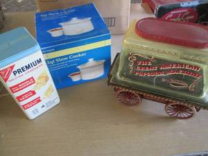 lot 344 image: Vintage Saltine Crackers tin, vinta...