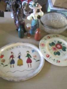 lot 347 image: Vintage decorative wood and tin ser...