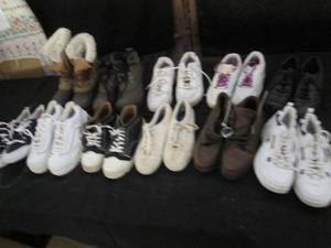 lot 324 image: Large assortment of womens size 8-...