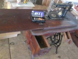 lot 119 image: Vintage Windsor-B Wood Sewing machi...