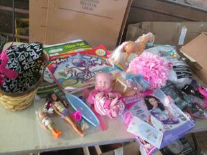 lot 126 image: Large coloring pads, Mattel battery...