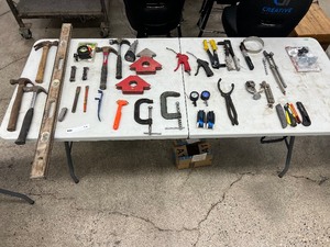lot 176 image: TABLE FULL OF VARIOUS TOOLS W TOOL BAG
