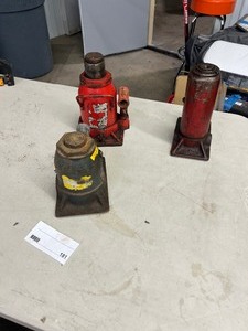 lot 181 image: 3 BOTTLE JACKS