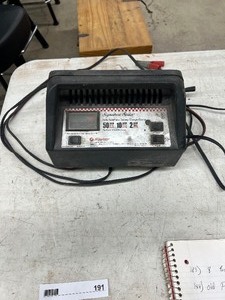 lot 191 image: BATTERY CHARGER