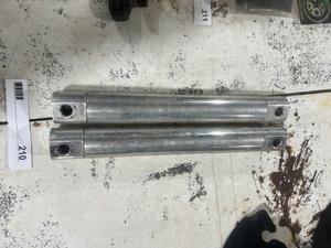 lot 210 image: SOLID STRUTS FOR 99-06 HARLEY DYNA