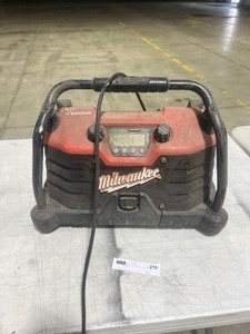 lot 219 image: MILWAUKEE RADIO