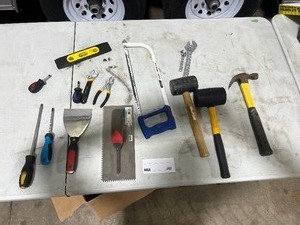 lot 282 image: TABLE FULL OF VARIOUS TOOLS
