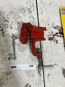 lot 296 image: BENCH VISE