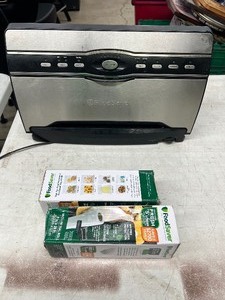 lot 54 image: FOODSAVER VACUUM SEALER WITH 2 BOXES OF BAGS