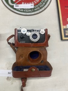 lot 64 image: VINTAGE ARGUS CAMERA W CASE