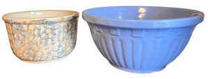 lot 31 image: Set of 2 Vintage American Art Pottery Mixing Bowls - Red Wing and Watt Ovenware