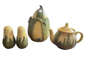 lot 38 image: Vintage Shawnee Corn King Tea Set with Salt & Pepper Shakers