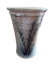 lot 41 image: Red Wing Pottery 1992 Vintage Speckled Vase