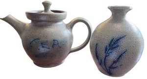 lot 71 image: Red Wing Pottery 14th Anniversary Teapot and Vase Set