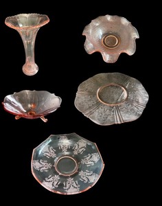 lot 105 image: Set of 5 Pink Depression Glass Pieces - Plates, Compote, Vase