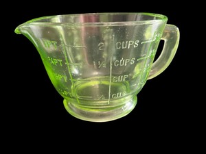 lot 108 image: Vintage Green Depression Glass 2 Cup Measuring Cup