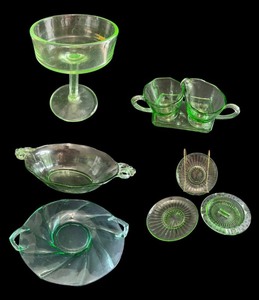 lot 111 image: Collection of Vintage Green Depression Glass Pieces