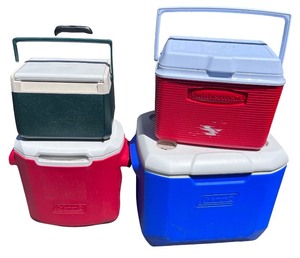 lot 137 image: Set of 4 Rubbermaid Coolers in Various Sizes