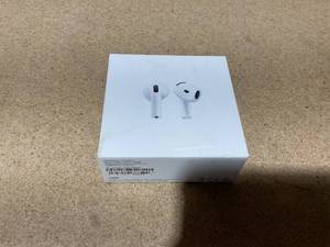 lot 34 image: Apple AirPods 4