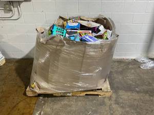 lot 806 image: Wholesale Pallet of Miscellaneous Items