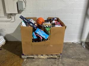 lot 807 image: Wholesale Pallet of Miscellaneous Items