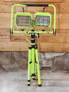lot 92 image: Collapsable Commercial Electric Floor Shop Light