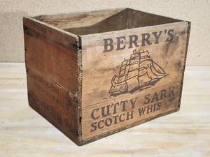 lot 140 image: Vintage Cutty Sark Scotch Whiskey Wooden Crate