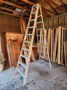 lot 189 image: Werner 10 ft Fiberglass Ladder