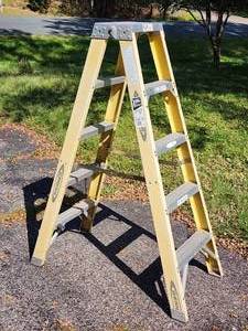 lot 76 image: Yellow Werner 5 ft Fiberglass Ladder
