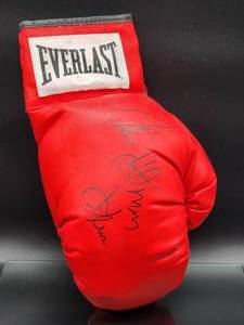 lot 33 image: Autographed Everlast Boxing Glove by Boxing Legend Thomas Hearns with COA
