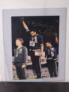 lot 5 image: VERY RARE 1968 Olympics 200 Meter Gold Medalist Photo Autographed by Tommy Smith No COA