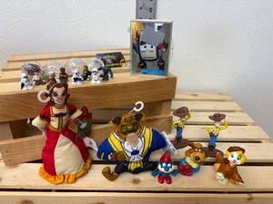 lot 21-K2025 image: 15 Assorted Vintage Small Toys and One Pack of Reboot Fleer Ultra Cards