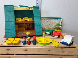 lot 48-K2025 image: Vintage 1976 Fisher Price Little People Childrens Hospital  Working Elevator & Bell, With Extras