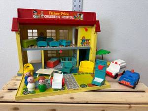 lot 49-K2025 image: Vintage 1974 Fisher Price Little People Play Family A-Frame House Lodge  With Extras