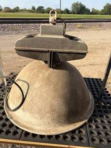 lot 70-K2025 image: Large 22-Inch Enamel Dome Hall of Fame Industrial Shop Light  400W Metal Halide Lamp