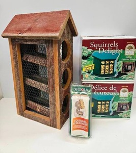 lot 92 image: Lot of Outdoor Squirrel Houses
