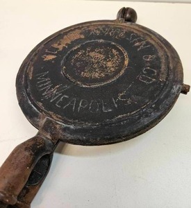 lot 26 image: Alfred Anderson & Co. Waffle Maker
