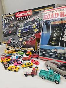 lot 33 image: Remote Control Racing Sets with Diecast Collectibles