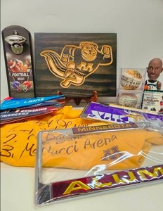 lot 46 image: Minnesota Sports Memorabilia & NFL Pennants