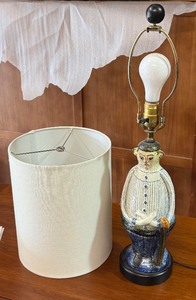 lot 60 image: WONDERFUL Mid Century Modern ALFARAZ pottery figural Lamp