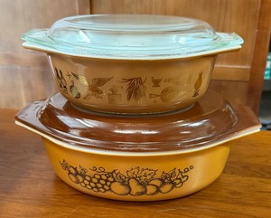 lot 62 image: 2 Vintage PYREX Casserole Bowls with Lids