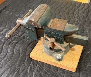 lot 72 image: Vintage Littlestown Bench Vise
