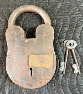 lot 73 image: ENORMOUSE Antique Style Prison Padlock