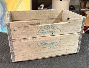 lot 76 image: Vintage CANADA DRY Wooden Bottle Crate