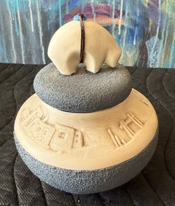 lot 91 image: Signed Vintage ZUNI Native American Covered Pottery Jar