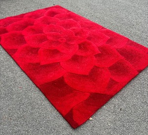 lot 109 image: Vintage 1980s Pier One Hand TUFTED Flower Rug