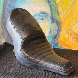 lot 140 image: Vintage Unknown Model Harley Davidson King  Queen Seat