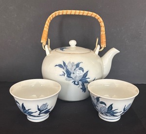 lot 28 image: Lovely Saki Set