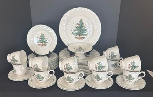 lot 29 image: Happy Holidays Festive Dinnerware by Nikko China